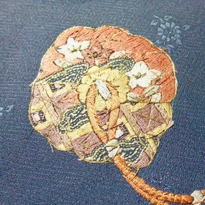 [佳]299)正絹数珠入れ ブルー暈しに日本刺繍の鏡裏文 念珠袋 ユーロ札入れ 念珠ケース ハンドメイド 着物リメイクの画像5