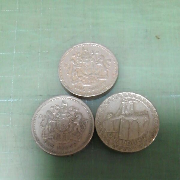 イギリス１ポンド硬貨×３枚(1983・2005年)