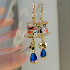 シルクハット　トランプ　クリスタル　レジン　ピアス　イヤリング