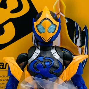 中古品 S.H.Figuarts フィギュアーツ 仮面ライダーリバイス 仮面ライダージャンヌ コブラゲノム&ラブコフ クジャクゲノム