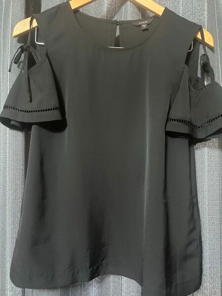 Guess 黒デザインシャツ　海外サイズXS 日本サイズでM程度