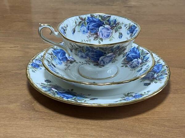 【送料無料】ロイヤルアルバート　ムーンライトローズ　ティーカップ　ソーサー　プレート　トリオ　３点セット　ROYAL ALBERT　薔薇