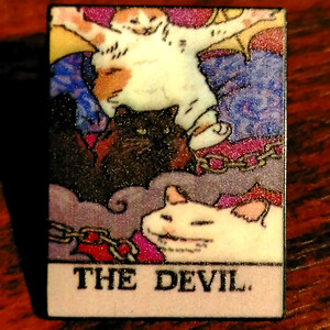 ピンバッチ　　猫タロットカードシリーズ　　悪魔　THE DEVIL　ピンバッジ　　猫　ネコグッズ　魔術　魔法　魔女　タロット占い