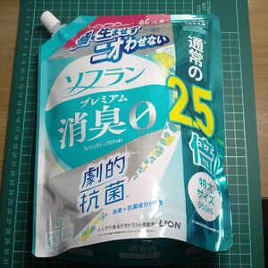 ライオン ソフラン プレミアム消臭 フレッシュグリーンアロマの香り つめかえ用 特大 950ml 柔軟剤 1個