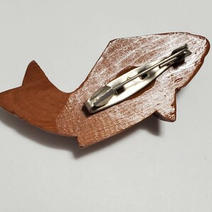木製 魚デザイン ブローチ レディース 5,8㎝ 4,3ｇ 美品の画像2
