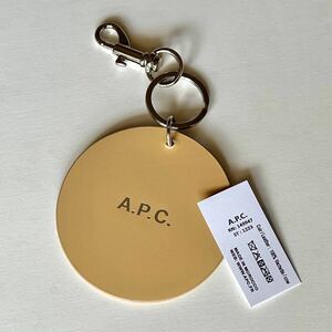 新品 未使用 A.P.C. 牛革 レザー キーホルダー ベージュ ライトブラウン チャーム ロゴ キーリング アクセサリー APC アーペーセー @b130