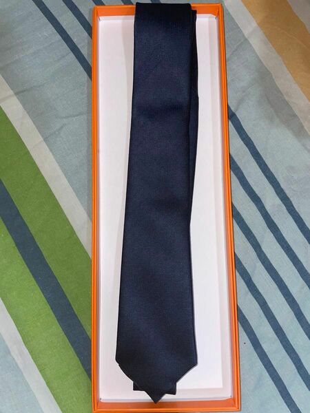 【美品】HERMES エルメス　ネクタイ　ネイビー　細かいHのロゴが散りばめられている　大剣サイズ:7cm
