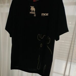 MOZ Tシャツ ブラック 半袖 半袖プリントTシャツ ロゴは刺繍 カジュアルでも落ち着いた印象 新品タグ付き！