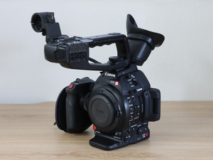 Canon EOS C100 Mark II ボディー （EFマウント）+ BP-955 x 2