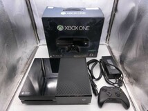 T【3ほ-89】【100サイズ】Mircosoft　Xbox One　Model1540/コントローラー付き/通電可/ジャンク扱い/※傷、汚れ、外箱にイタミあり_画像1