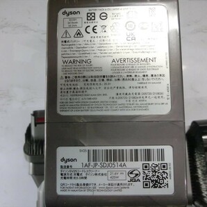 T【3む-17】【140サイズ】dyson ダイソン/V8 SV25 RD コードレスクリーナー/掃除機/簡易動作確認済/※擦れ傷有りの画像4