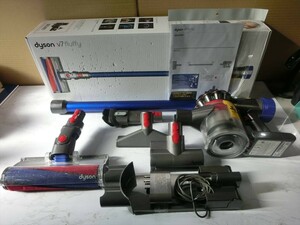 T【3む-27】【140サイズ】dyson ダイソン/コードレスクリーナー V7 Fluffy SV11/掃除機/簡易動作確認済/※傷・汚れ有