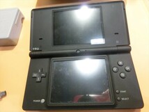 T【ラ4-38】【60サイズ】▲ニンテンドー DSi 本体セット/任天堂/ゲーム機/通電可/ジャンク扱い/※傷・汚れ有_画像2