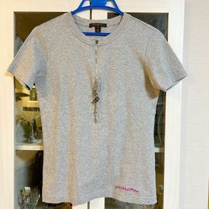 【美品】LOUIS VUITTON ルイヴィトン ハーフジップ チャーム ロゴ刺 Tシャツ size M グレー レディース 激レアの画像1