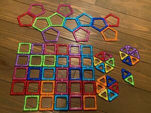 【送料無料】ボーネルンド (MAGFORMERS) 知育玩具 マグネットブロック マグフォーマー 61個セット　はらぺこあおむしのブリキ缶つき