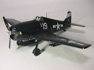 アカデミー1/48　グラマン　米海軍戦闘機F6F-5ヘルキャットの完成品です