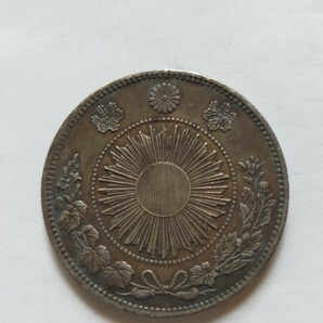 1円銀貨 明治3年 本物保証 未洗品 旧一圓銀貨 重さ約26.9g  直径約38.6mm  日本近代銀貨の画像2