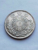 1円銀貨　明治3年　本物保証　洗品　旧一圓銀貨　重さ約27g　 直径約38.6mm　一円銀貨_画像2