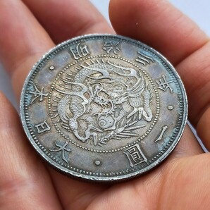 1円銀貨 明治3年 本物保証 未洗品 旧一圓銀貨 重さ約26.9g  直径約38.6mm  日本近代銀貨の画像3