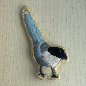 オナガ刺繍ブローチハンドメイド