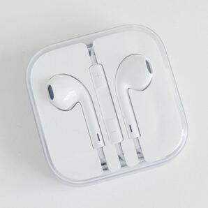 〈即決〉Apple アップル EarPods with 3.5 mm Headphone Plug イヤホン .. ［ゆうパケット発送対応］の画像1