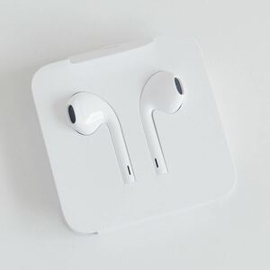 〈即決〉Apple アップル 純正品 EarPods with Lightning Connector イヤホン ［ゆうパケット発送］