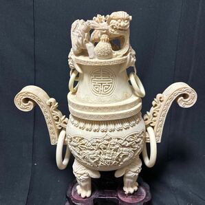 中國古美術 象牙風香炉 三つ脚 台座付き 高さ30から35㌢ 香炉 乾隆 獅子 中国美術 細密彫刻 玉獅子 香道具 飾り物 中国古玩の画像6