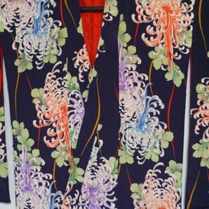 【KIRUKIRU】アンティーク 女の子 着物 正絹 錦紗 大正ロマン 濃紫 幻想的な乱菊 レトロ 花柄 和装 着付け 古布 古裂 リメイク 材料の画像5