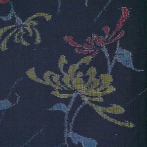 【KIRUKIRU】小千谷紬 着物 身丈158cm 正絹 単衣 紺地 菊の花柄 レトロ 可愛い 和装 着付け 呉服の画像6
