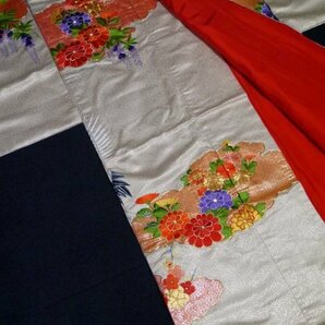 【KIRUKIRU】美品 打掛 着物 正絹 刺繍の花車と鶴意匠 白地 金糸 金彩 紗綾形 振袖 和装 着付け 呉服 kimono 花嫁衣装 結婚式の画像6