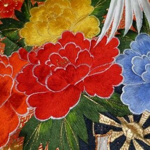 【KIRUKIRU】美品 打掛 着物 正絹 刺繍の花車と鶴意匠 白地 金糸 金彩 紗綾形 振袖 和装 着付け 呉服 kimono 花嫁衣装 結婚式の画像9