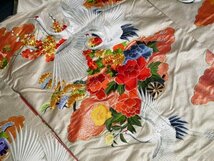 【KIRUKIRU】美品 打掛 着物 正絹 刺繍の花車と鶴意匠 白地 金糸 金彩 紗綾形 振袖 和装 着付け 呉服 kimono 花嫁衣装 結婚式_画像7