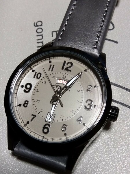 【新品】HELEI腕時計　《ネコポス配送》　　　アナログデイデイトクォーツ　レザーベルト