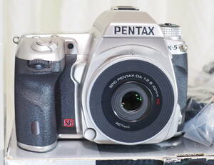 Pentax K-5 Silver Spcial Edition(DA40mmXS付）他レリーズ、スクリーン、バッテリーグリップ一式