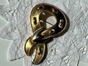 ヴィンテージ ゴールドトーンの美しいブローチ vintage brooch