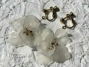 ヴィンテージ ** お花モチーフの美しいイヤリング vintage earrings
