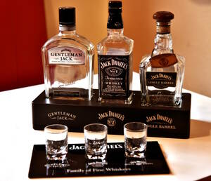 Не продавается Джек Даниэль 3 Сравнение напитков Сравнение платформы стеклянную платформу Джек Даниэль
