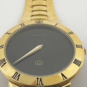 15816/ GUCCI 3300M グッチ ゴールド 金 ブラック文字盤 腕時計の画像2