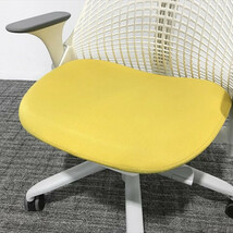 HermanMiller セイルチェア Sayl Chair ミドルバック オフィスチェア 肘付き ハーマンミラー イエロー 中古 IO-864950C_画像4