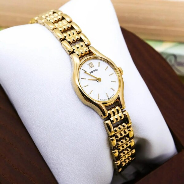 《美品》SEIKO 腕時計 シルバー文字盤 レディース シンプル c