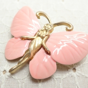 L259 ヴィンテージ ブローチ 蝶の妖精デザイン ピンクカラー 金属製 アクセサリー Vintage Broochの画像2