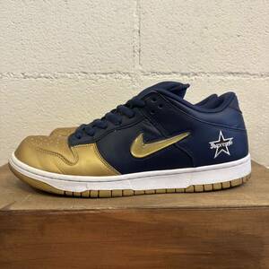 SUPREME × SB DUNK LOW OG QS "METALLIC GOLD" CK3480-700 （メタリックゴールド/メタリックゴールド/ネイビー/ホワイト）