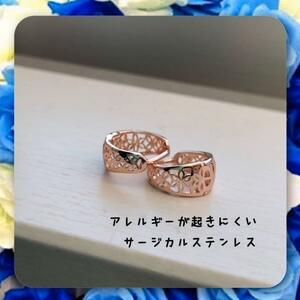 ステンレス製花柄透かしデザインピアス ピンクゴールド