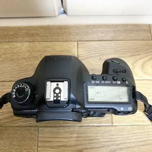 【used品】キャノン EOS5D DS126201 MarkⅡ レンズ付 35-80㎜ 1:4-5.6 III EF 50mm 1:1.8 II バッテリー2個付きの画像6