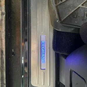 日産 エルグランド TE52 前期 純正 OP LED スカッフプレート キッキングプレート 左右セット 青イルミ 点灯テストOK Z548-01の画像2