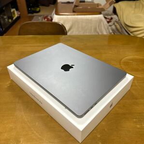 Apple MacBook Air 13.6 2022 グレー M2/16GB/512GB/spg/8c cpu/8c gpu/16gb 512gb kb-us/jpn model A2681の画像2