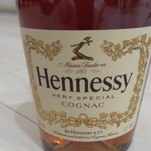 正規品 ヘネシーV.S 40度 700ｍｌ 瓶 1本 ブランデ− ＭＨＤ モエ ヘネシーディアジオ株式会社　未開封