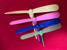 小物玩具！光るドローンみたいに良く飛ぶプラトンボ！フラッシュ「タケトンボ」４カラーセット_画像2