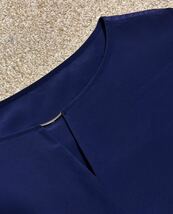 カットソー　春夏トップス　ネイビー紺色　ブラウスシャツ　シンプル　ワンポイントゴールド　フリル袖　通勤通学用にも_画像2