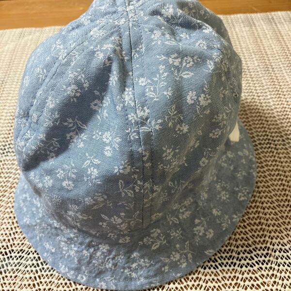サイズ48 淡い青 白 花柄 リボン 日よけカバーつき 帽子　
